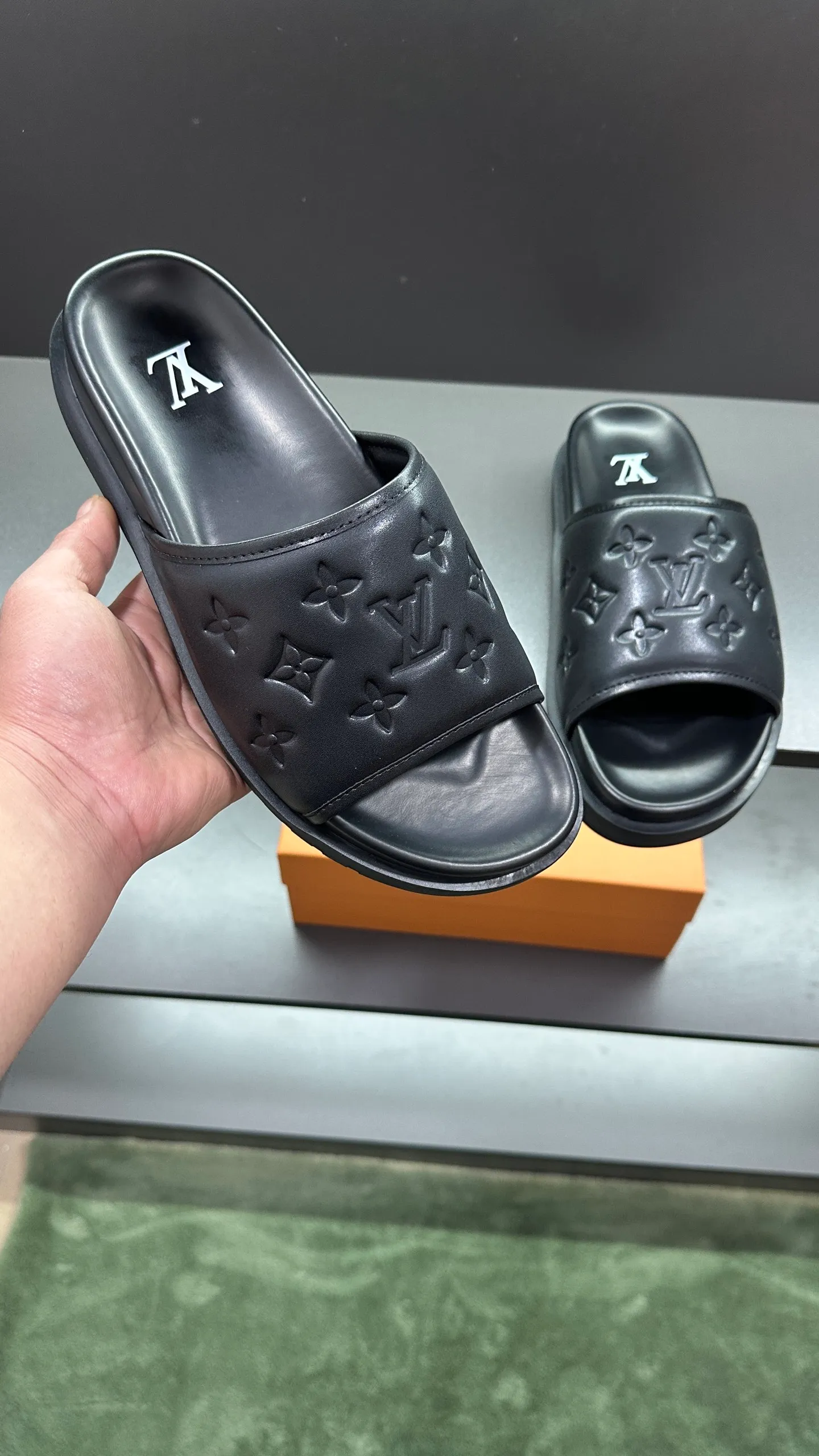 [L Home] P: 300💰Size: 38-45 Top purchasing lv men's summer slippers, classic presbyopia with soft real leather lining, unique color splicing effect, distinctive personality, fashionable and trendy essential style, light and comfortable. Lightweight and tough rubber insole, micro ridged foam outsole, super comfortable!